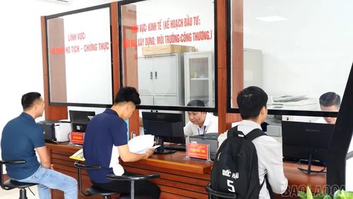Tiếp nhận thủ tục hành chính tại Trung tâm Phục vụ hành chính công xã Hợp Thành.