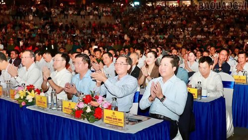 Đồng chí Dương Quốc Huy - Ủy viên Ban Chấp hành Trung ương Đảng, Bí thư Tỉnh ủy cùng các đại biểu dự chương trình.