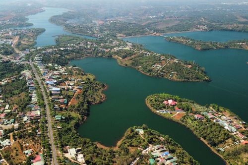 Hồ thủy điện Đắk R'tíh ở phía Tây Lâm Đồng có diện tích mặt nước lớn, có thể tận dụng để phát triển dự án điện mặt trời nổi