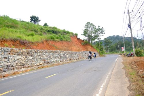Tại các vị trí sạt lở taluy dương, các đơn vị thực hiện gia cố bằng tường kè rọ đá
