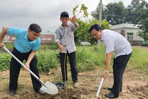 Bí thư Đảng ủy Trần Cao Thùy (áo trắng ) và Chủ tịch UBND xã Nam Thành Đoàn Công Hòa (áo xanh) cùng người dân trồng cây xanh