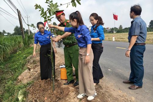 Đoàn Thanh niên tham gia trồng cây xanh
