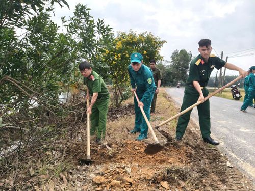 Quân đội, Công an xã và Dân quân khơi thông cống rãnh