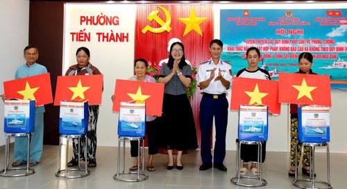 Ban tổ chức tặng quà cho các hộ ngư dân có hoàn cảnh khó khăn tại phường Tiến Thành