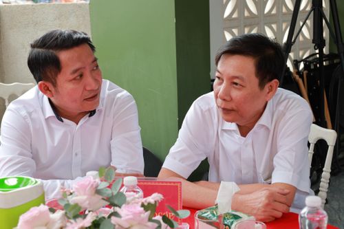 Bí thư Đảng ủy xã Nhân Cơ, Phan Anh Tuấn trao đổi với doanh nghiệp về những giải pháp thúc đẩy kinh tế, xã hội.