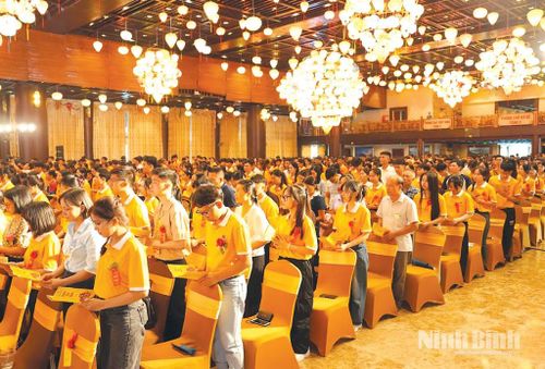 Các phật tử và người dân dự Lễ Vu Lan tại chùa Tam Chúc.