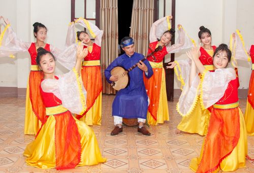 Một buổi luyện tập của CLB văn nghệ xã Xuân Giang.