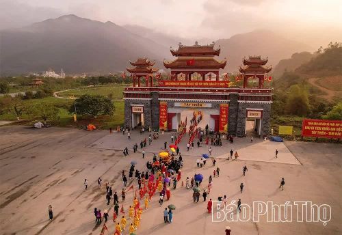 Lễ khai hội Tây Thiên diễn ra vào ngày 15 tháng 2 âm lịch hằng năm tại Khu di tích danh thắng Tây Thiên.