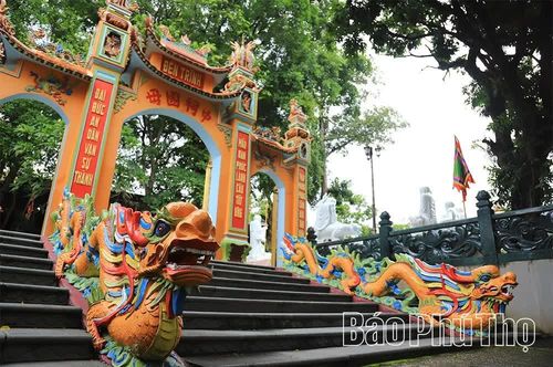Đền Trình Quốc Mẫu Tây Thiên với không gian rộng lớn, phong cảnh yên bình.