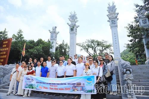 Đông đảo du khách chụp ảnh lưu niệm trước Cổng Tam Quan.