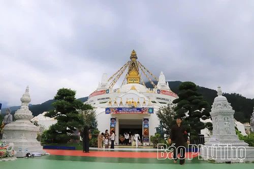 Từng chi tiết trên Đại bảo tháp Mandala đều mang ý nghĩa sâu sắc. Từ đỉnh chóp vàng lấp lánh tượng trưng cho trí tuệ viên mãn đến những hoa văn, họa tiết Tây Tạng kết hợp cùng nghệ thuật Việt cổ tạo nên tổng thể vừa trang nghiêm vừa gần gũi. Đại bảo tháp cao 37m, rộng 1.500m2, nằm ở trung tâm khu danh thắng Tây Thiên, được xem là kiệt tác kiến trúc Phật giáo Kim Cương thừa đầu tiên tại Việt Nam.