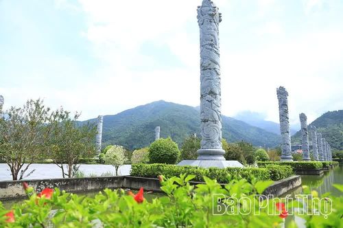 18 cột đá có hoa văn rồng, biểu tượng cho sự uy nghi, vững chãi và linh thiêng.
