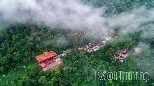 Du khách về với vùng đất linh thiêng Tây Thiên để tìm lại sự bình yên trong tâm hồn.