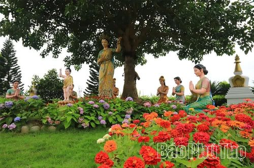 Biểu tượng các tiên nữ xuống dạo chơi nơi Mẫu ngự tại trung tâm Khu danh thắng Tây Thiên.