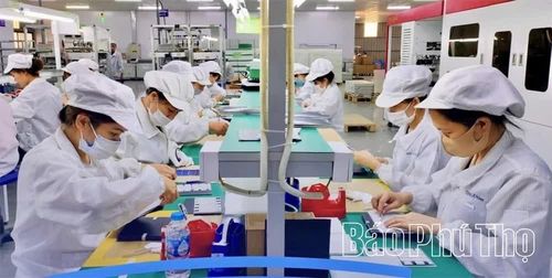 Cơ chế “Luồng xanh 24 giờ” giúp doanh nghiệp rút ngắn thời gian giải quyết thủ tục về giấy phép lao động, chủ động bố trí nhân lực phục vụ sản xuất. (Công nhân làm việc tại dây chuyền sản xuất của Công ty TNHH Compal - Việt Nam).