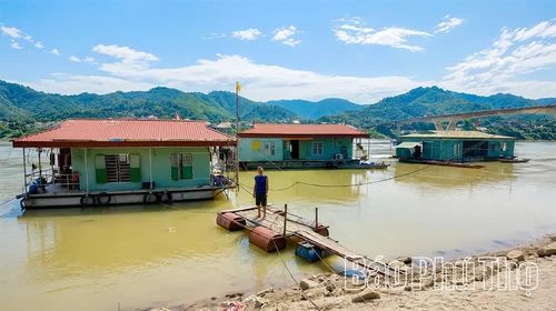 Ngôi nhà của ông Nguyễn Văn Khoát vừa để ở, vừa nuôi cá lồng.