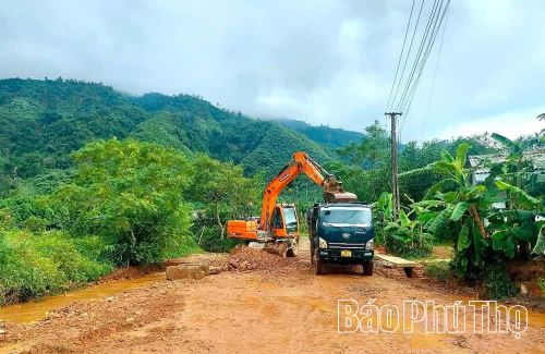 Xã Sơn Lương huy động phương tiện chủ động khắc phục hậu quả mưa lũ.