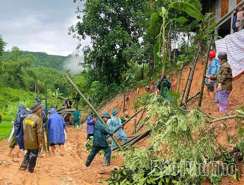 Lực lượng chức năng xã Yên Phú phát huy phương châm "4 tại chỗ" chủ động phòng, chống và giúp người dân khắc phục hậu quả mưa lũ.