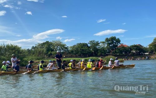 Các đội bơi miệt mài tập luyện trên sông Kiến Giang, quyết tâm giành thành tích cao tại lễ hội đua, bơi thuyền truyền thống trên sông Kiến Giang - Ảnh: H.C