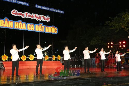 Tiết mục tốp ca nam "Đất nước trọn niềm vui".