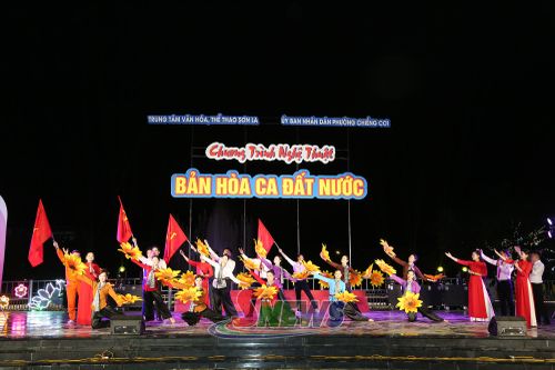 Liên khúc hát múa "Mười chín tháng tám - Lá cờ tháng tám".