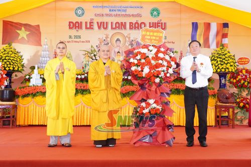 Lãnh đạo Ủy ban MTTQ Việt Nam tỉnh chúc mừng Đại lễ.