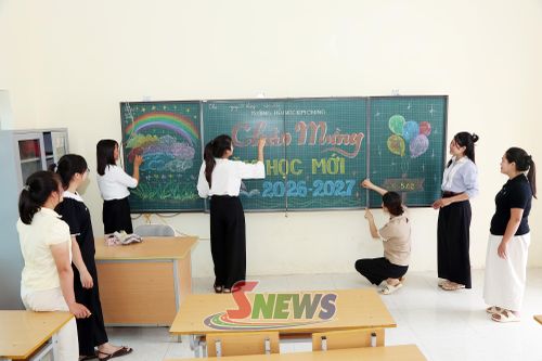 Giáo viên Trường Tiểu học Kim Chung 1 chuẩn bị cơ sở vật chất trường, lớp học chuẩn bị đón học sinh vào năm học 2026-2027.