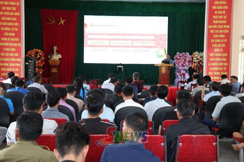 Tổ công nghệ số cộng đồng bản tham gia tập huấn về sử dụng dịch vụ công trực tuyến.