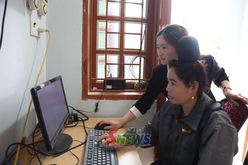 Cán bộ Trung tâm hỗ trợ người dân sử dụng dịch vụ công trực tuyến giải quyết thủ tục hành chính.
