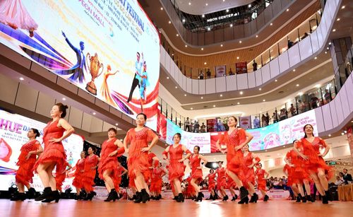  Nhịp nhàng, cuốn hút với màn đồng diễn Line Dance.
