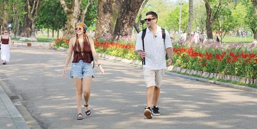  Hai vị khách quốc tế vừa trải nghiệm và quay lại những video review du lịch Huế.