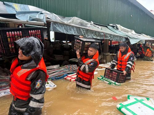 Hỗ trợ sơ cứu, đưa hai người dân bị thương đến nơi an toàn. Trong quá trình thực hiện nhiệm vụ, một cán bộ, chiến sĩ Cảnh sát cơ động bị thương, tiếp tục thể hiện tinh thần trách nhiệm, sẵn sàng vì nhân dân phục vụ.