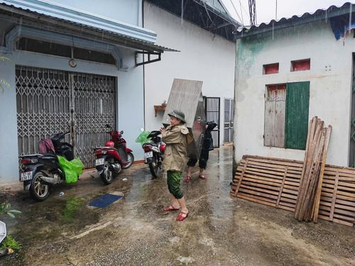 Tại xã Ba Sơn, nước lũ dâng cao, nhiều điểm sạt lở gây chia cắt một số thôn; trong đó, thôn Xuất Lễ có 3 gia đình, thôn Bản Ranh có 1 gia đình bị sạt lở, lực lượng chức năng đã phối hợp các lực lượng kịp thời hỗ trợ, bảo đảm an toàn cho người dân.