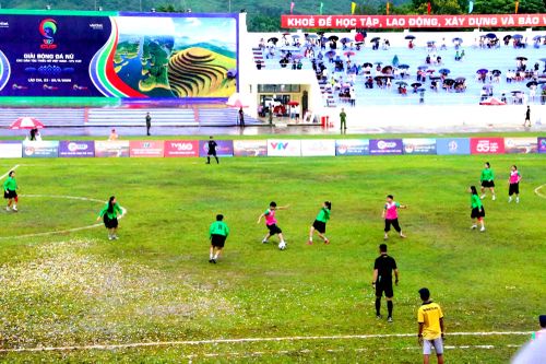 Giải năm nay quy tụ 12 đội bóng nữ dân tộc thiểu số đến từ các xã, phường trên cả nước.