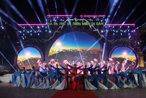 Không khí sôi động tại trung tâm Khu du lịch quốc gia Sa Pa trong đêm khai mạc.