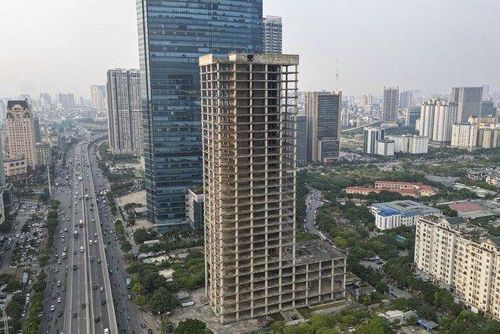 Dự án văn phòng Vicem Tower ở Hà Nội được cấp phép năm 2011 và dự kiến hoàn thành 3 năm sau đó, nhưng đến nay vẫn...sừng sững đứng đó.