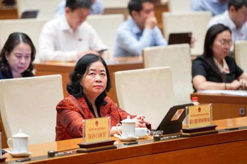 Chủ tịch Ủy ban Trung ương Mặt trận Tổ quốc Việt Nam Bùi Thị Minh Hoài dự phiên họp. Ảnh: Phạm Thắng