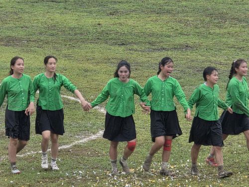 Các cô gái của đội bóng xã Lâm Thượng thể hiện niềm vui chiến thắng, tinh thần đoàn kết, quyết tâm.