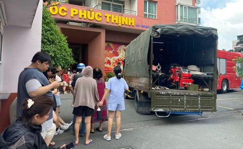 Cán bộ chiến sĩ chữa cháy tiếp cận hiện trường.