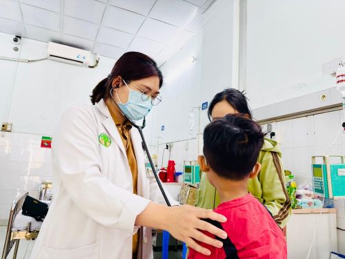 Một bệnh nhi trong vụ ngộ độc thực phẩm xảy ra tại Trường Tiểu học Đặng Thùy Trâm lúc điều trị ở Bệnh viện Nhi đồng 2.