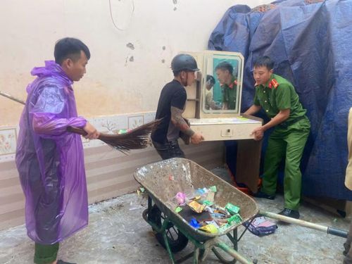 Công an xã Ia Chia giúp người dân kê dọn đồ đạc, vệ sinh môi trường.