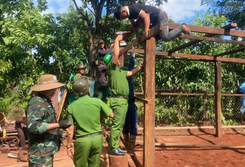 Công an xã Ia Chia phối hợp dựng nhà cho các hộ gia đình bị thiệt hại.