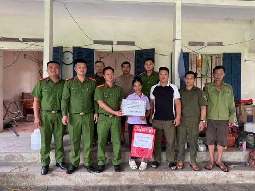 Công an xã Đại Từ tặng quà hỗ trợ người dân trên địa bàn trong diện xóa nhà tạm, dột nát.