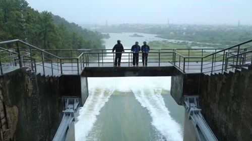 Đập Yên Lập (Quảng Ninh) xả nước đảm bảo an toàn trước mưa lớn.