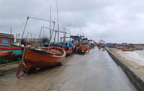Phương tiện của ngư dân được đưa lên đảo tránh bão.