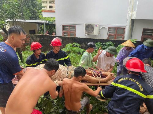 Cảnh sát PCCC&CNCH tỉnh Quảng Ninh đưa nạn nhân Nguyễn Văn Hoàng ra khỏi vị trí sạt lở tại phường Bãi Cháy.