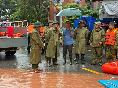 Lãnh đạo Công an tỉnh Lạng Sơn có mặt tại nhiều địa bàn ngập lụt trực tiếp chỉ đạo công tác ứng phó thiên tai và cứu hộ nhân dân.