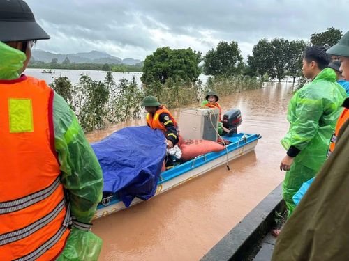 Công an xã Tân Đoàn dùng thuyền cứu hộ sơ tán người dân và tài sản ra khỏi khu vực bị cô lập trong mưa lũ.