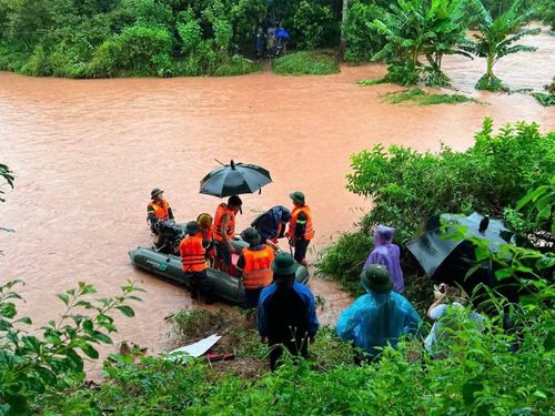 Công an xã Tân Đoàn cứu hộ, đưa dân thoát khỏi vùng bị cô lập trong biển nước.