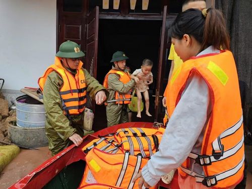 Lực lượng Công an lao vào các khu vực bị ngập sâu giải cứu người già, cháu nhỏ đưa đến nơi an toàn.